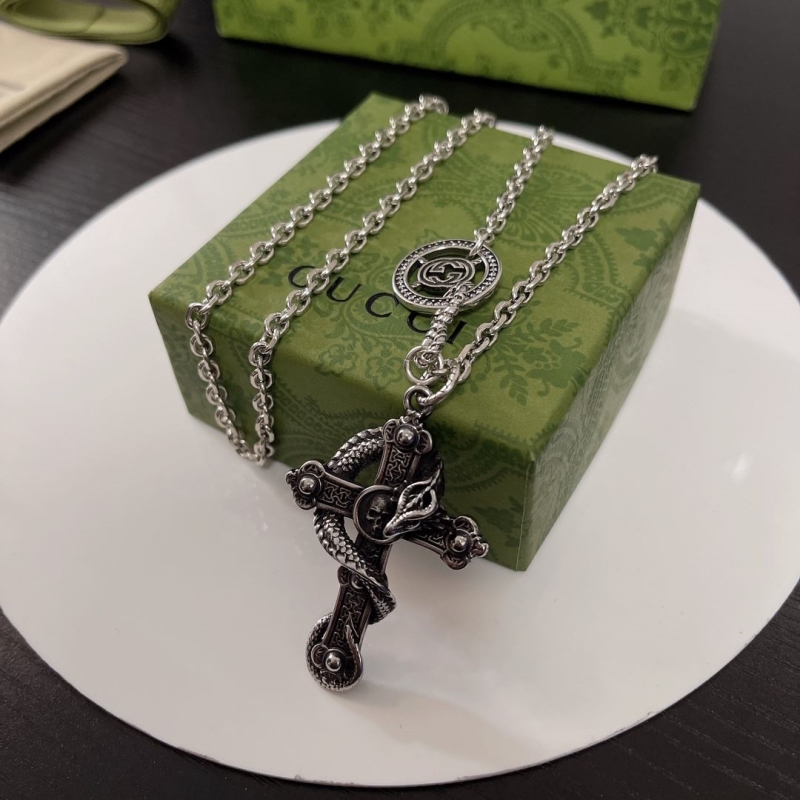 G*u*i necklaces